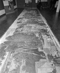 880412 Afbeelding van de montage van een 9 meter lange fotoreproductie van een schilderijtje uit Dresden in de ...